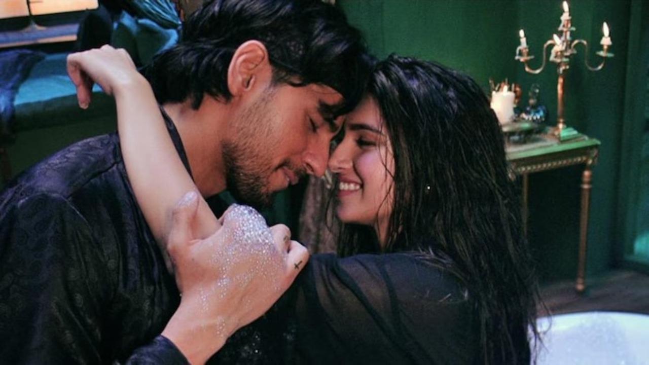 Masakali 2.0
For the film Marjaavaan, the makers recreated the iconic song Masakali from Delhi-6. The recreated version featured Sidharth Malhotra and Tara Sutaria. Originally composed by A. R. Rahman and sung by Mohit Chauhan, the song faced massive backlash from fans, who felt the remake lacked the charm and soul of the original